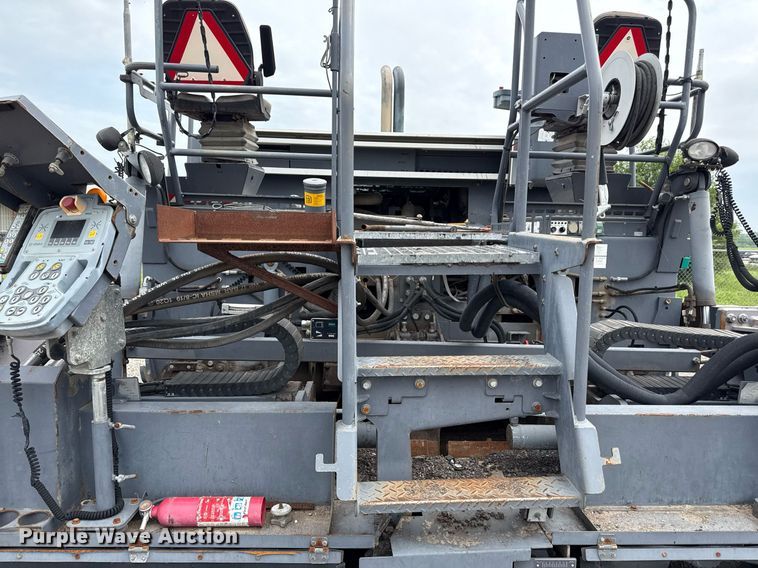 image for item DS6439 2013 Vogele Vision 5200-2I paver