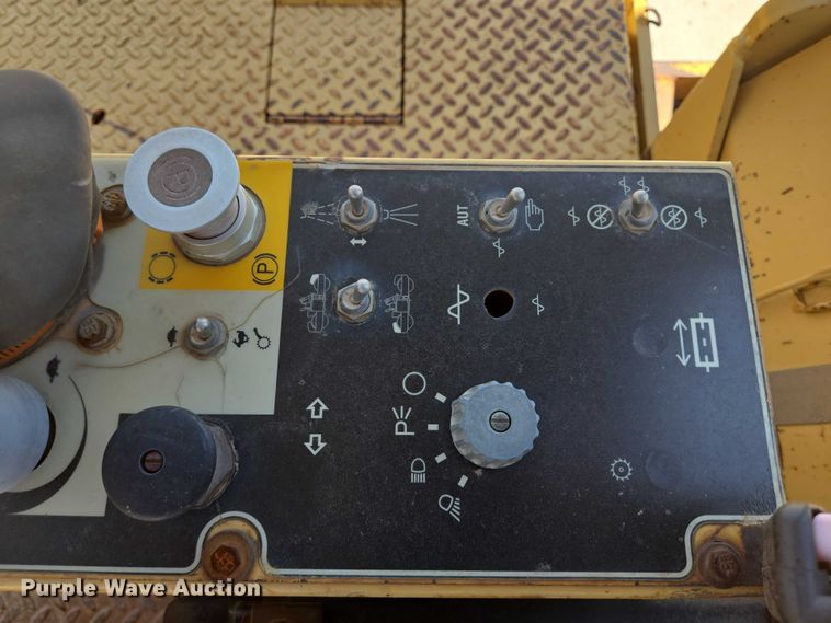 image for item DT4923 1998 Caterpillar CB-634C double drum vibratory roller