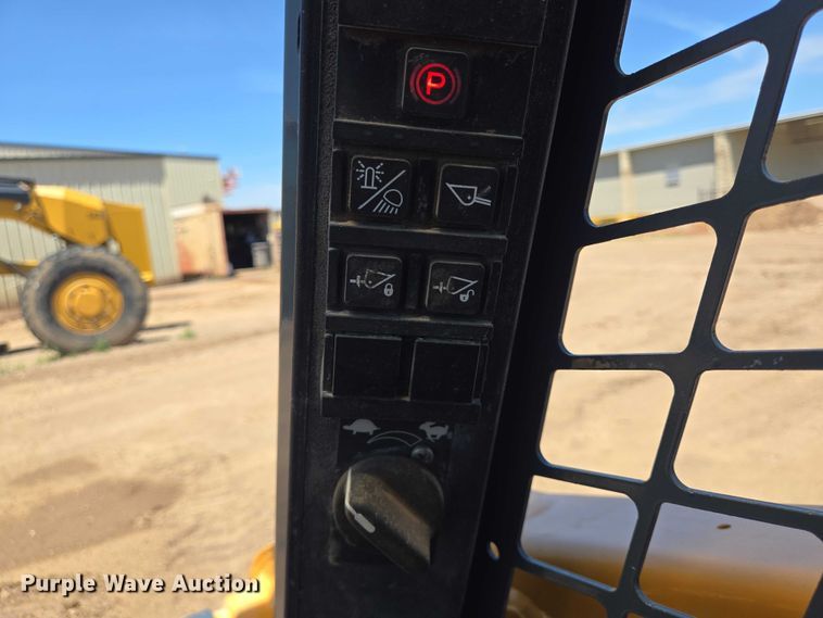 image for item DT4927 2017 Mustang 1650R skid steer loader