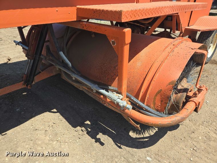 image for item DT4929 1998 Broce RJ350 broom