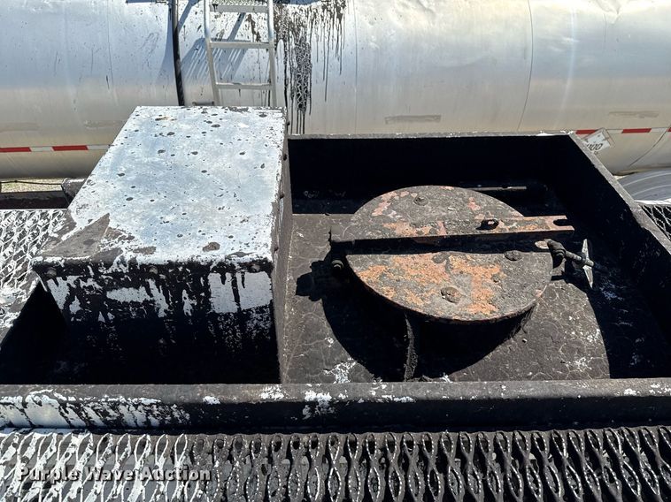 image for item DT6631 1992 Harmon Tank Company 1N11S1 tank trailer