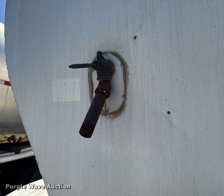 image for item DT6633 1985 Harmon Tank Company tank trailer