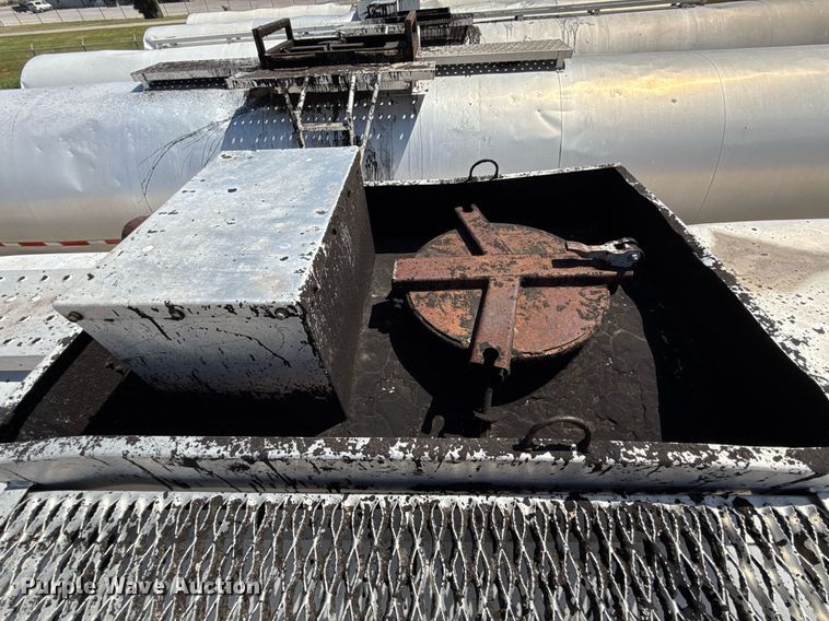 image for item DT6633 1985 Harmon Tank Company tank trailer