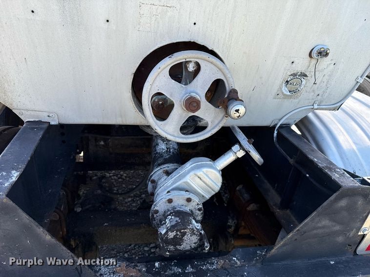 image for item DT6637 1980 Fruehauf tank trailer