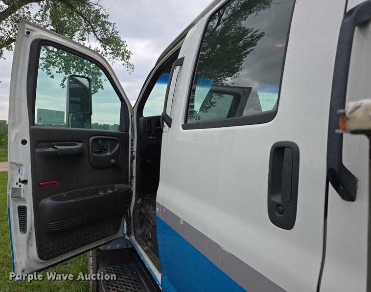 image for item DT6916 2008 GMC C4500 TopKick utility / service truck