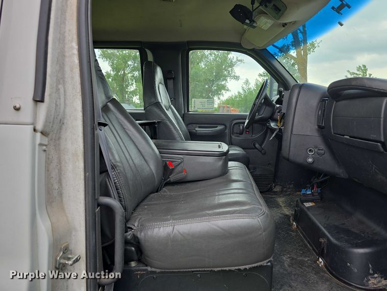 image for item DT6916 2008 GMC C4500 TopKick utility / service truck