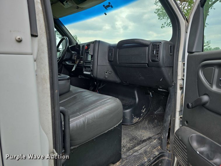 image for item DT6916 2008 GMC C4500 TopKick utility / service truck