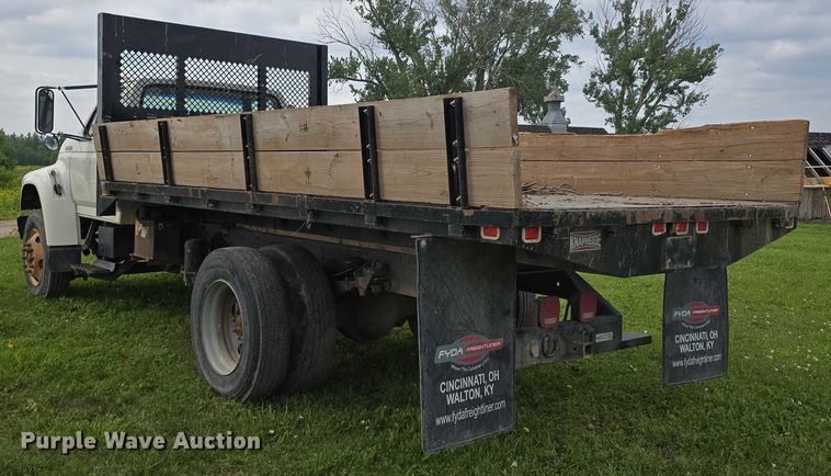 image for item DT6918 1998 Ford F800 dump flatbed truck