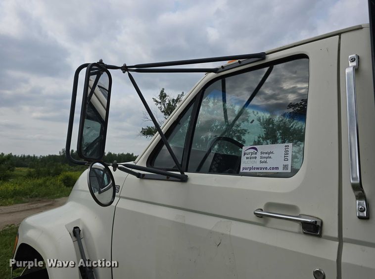 image for item DT6918 1998 Ford F800 dump flatbed truck