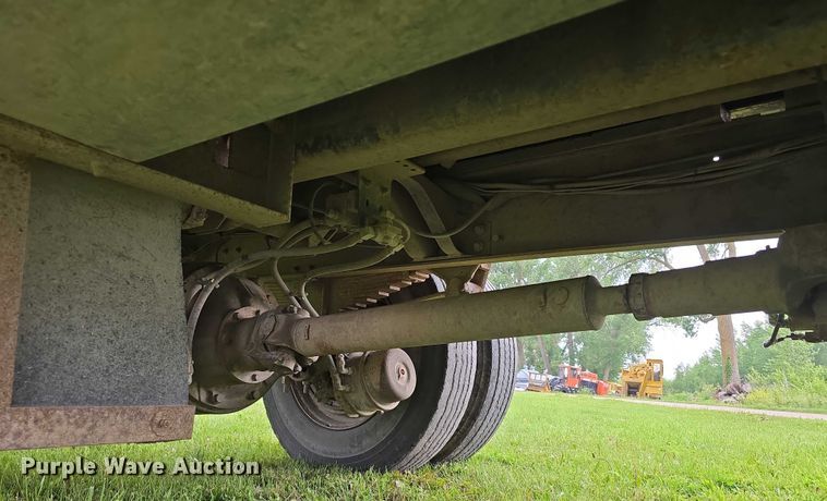 image for item DT6918 1998 Ford F800 dump flatbed truck