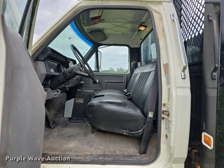 image for item DT6918 1998 Ford F800 dump flatbed truck