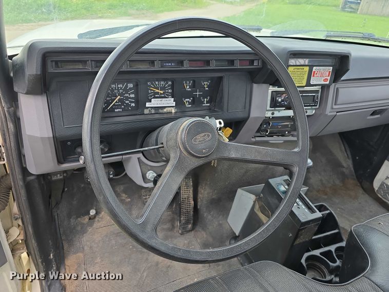 image for item DT6918 1998 Ford F800 dump flatbed truck