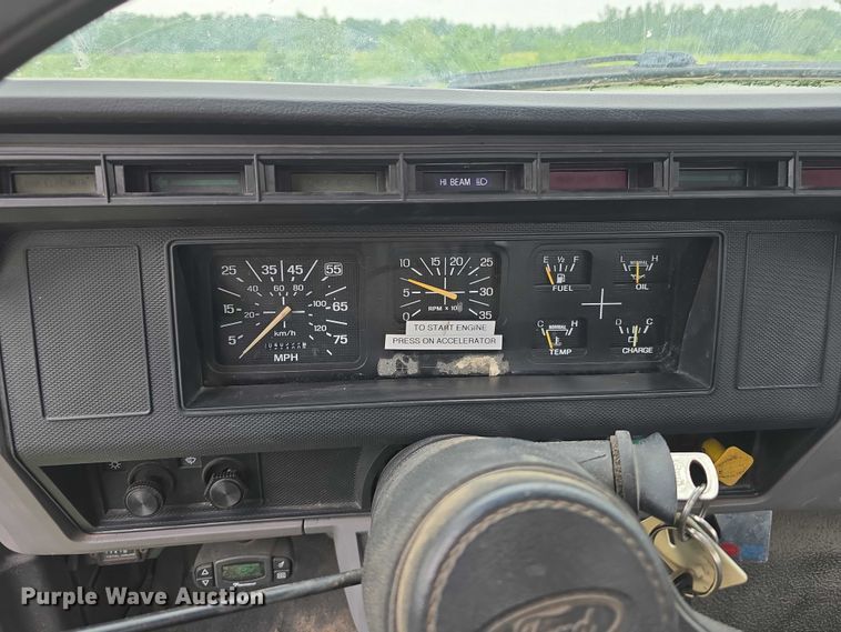 image for item DT6918 1998 Ford F800 dump flatbed truck