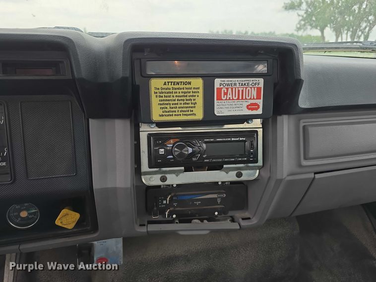 image for item DT6918 1998 Ford F800 dump flatbed truck