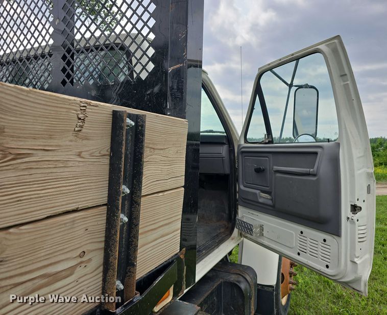 image for item DT6918 1998 Ford F800 dump flatbed truck