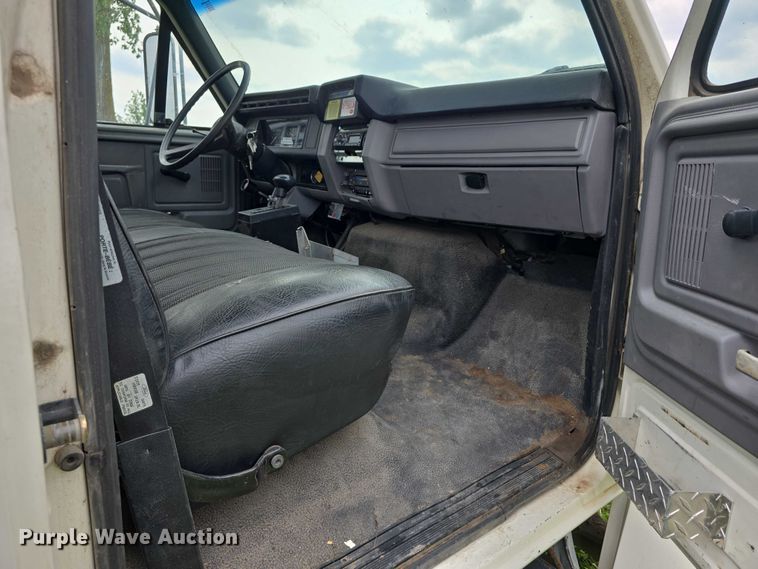 image for item DT6918 1998 Ford F800 dump flatbed truck