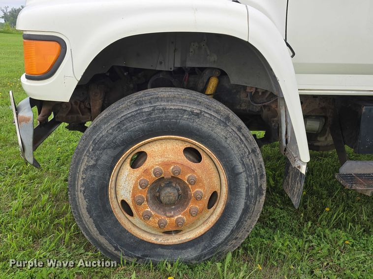 image for item DT6918 1998 Ford F800 dump flatbed truck