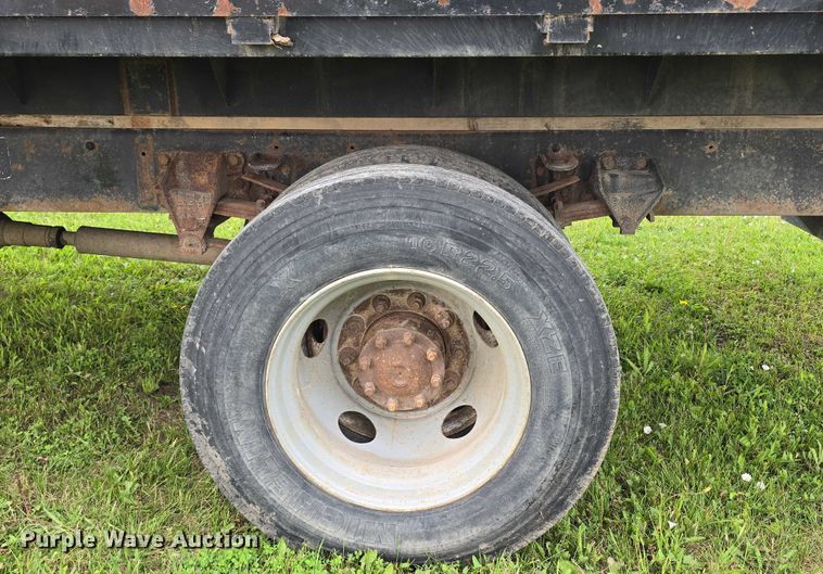 image for item DT6918 1998 Ford F800 dump flatbed truck