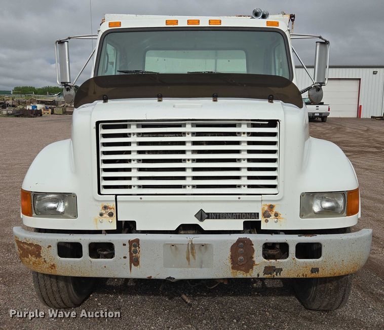 image for item DT7210 2000 International 4900 dump truck