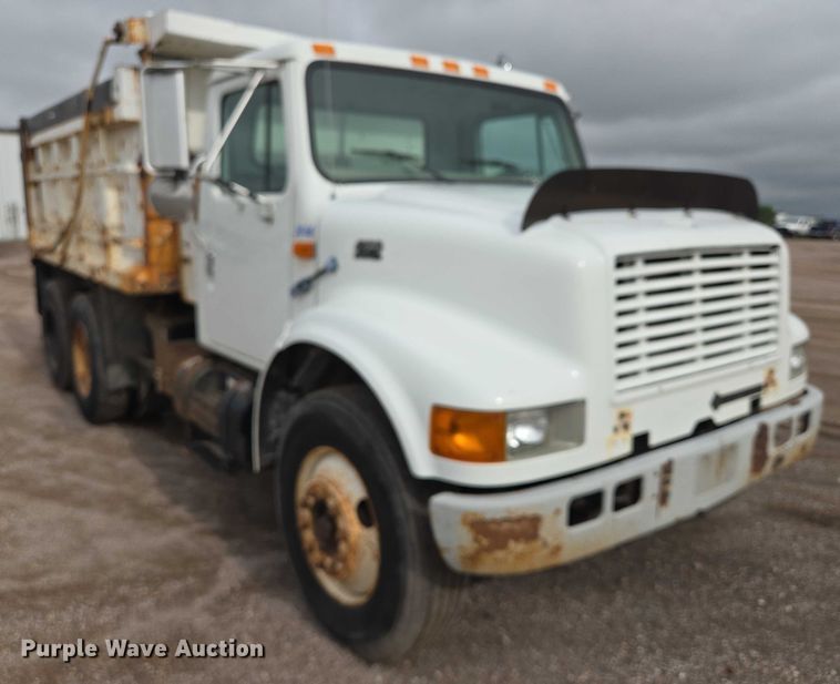 image for item DT7210 2000 International 4900 dump truck