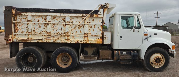 image for item DT7210 2000 International 4900 dump truck