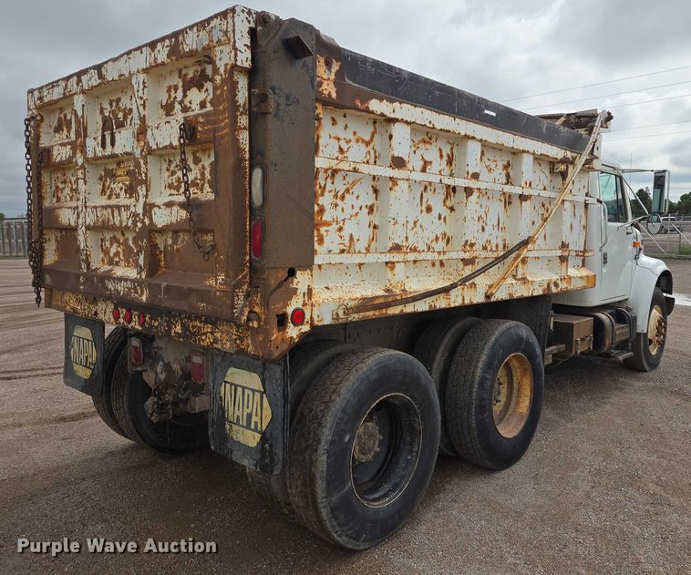 image for item DT7210 2000 International 4900 dump truck