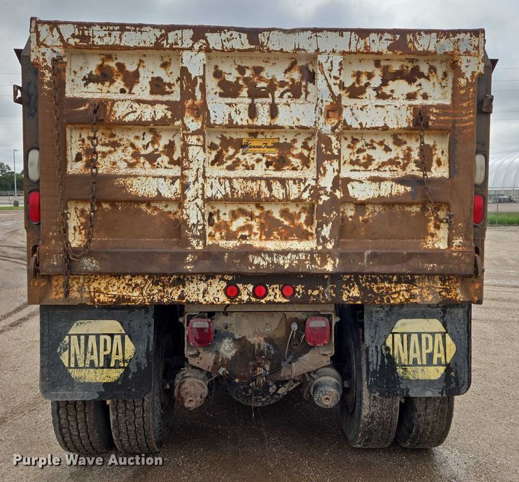 image for item DT7210 2000 International 4900 dump truck