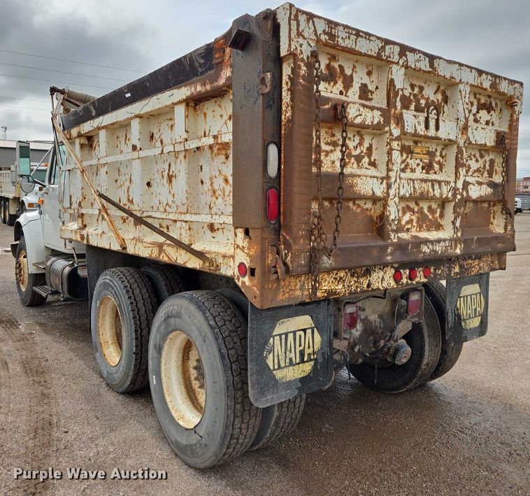 image for item DT7210 2000 International 4900 dump truck