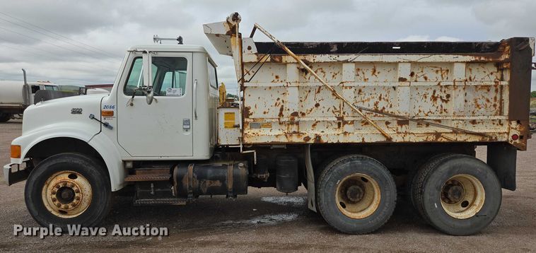 image for item DT7210 2000 International 4900 dump truck