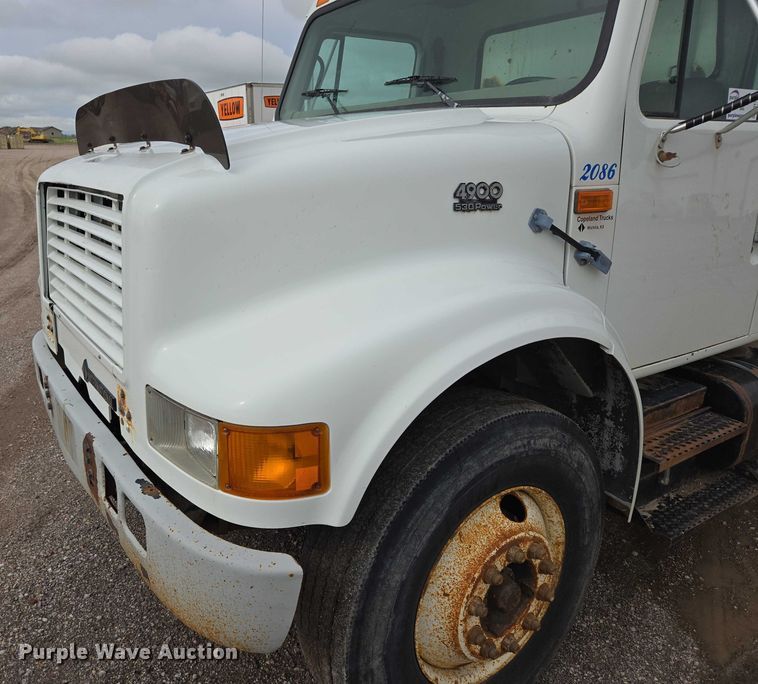 image for item DT7210 2000 International 4900 dump truck