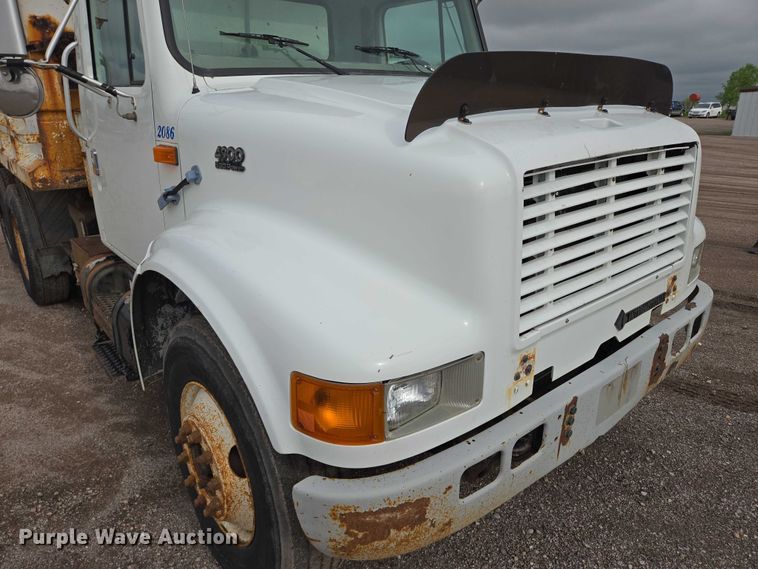 image for item DT7210 2000 International 4900 dump truck