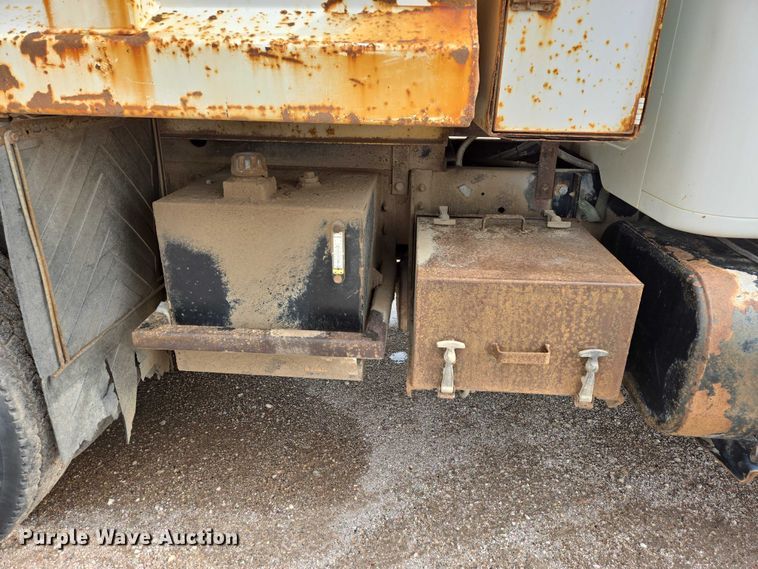 image for item DT7210 2000 International 4900 dump truck