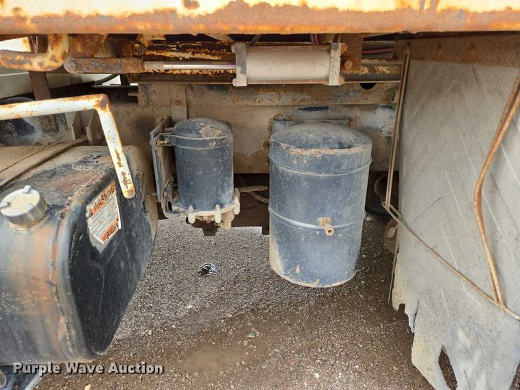 image for item DT7210 2000 International 4900 dump truck