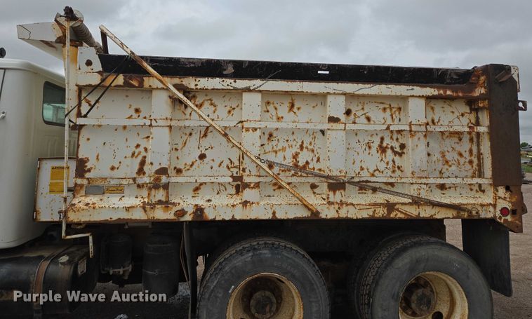 image for item DT7210 2000 International 4900 dump truck