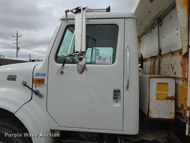 image for item DT7210 2000 International 4900 dump truck