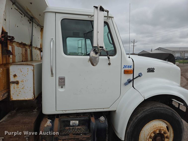 image for item DT7210 2000 International 4900 dump truck