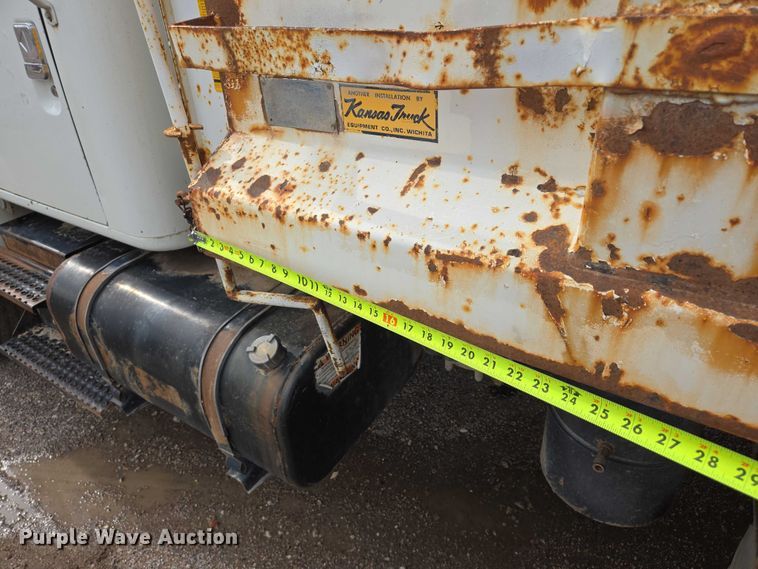 image for item DT7210 2000 International 4900 dump truck