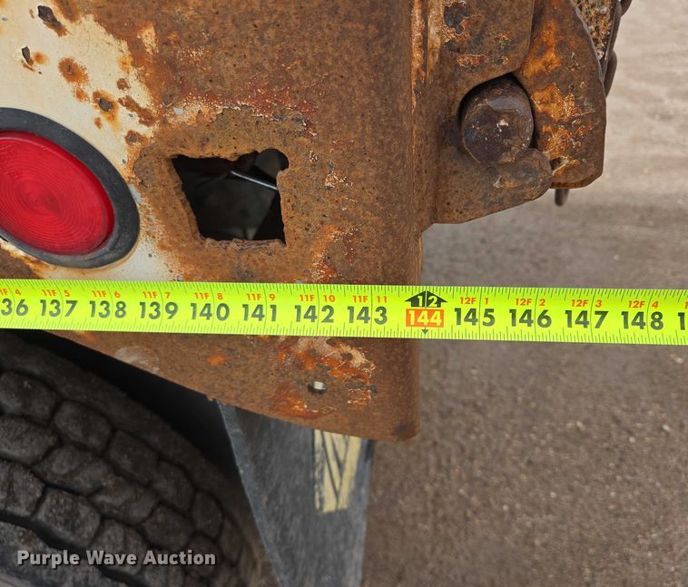 image for item DT7210 2000 International 4900 dump truck