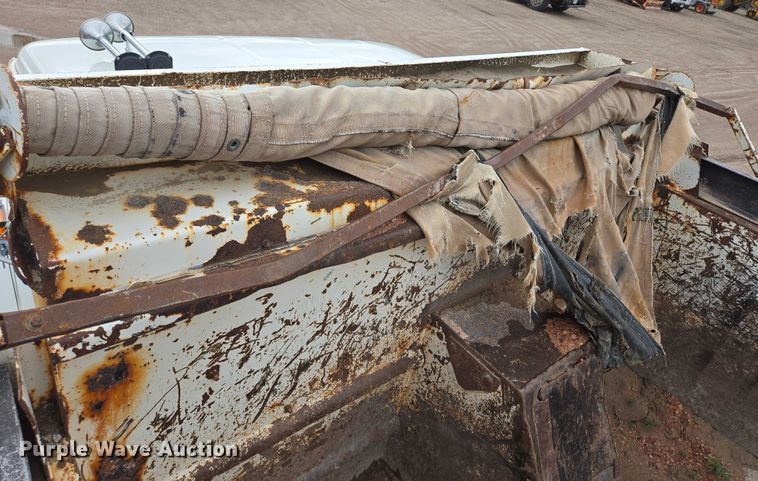 image for item DT7210 2000 International 4900 dump truck