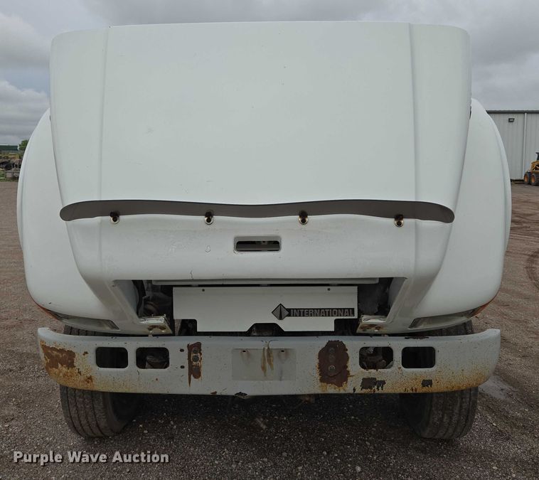 image for item DT7210 2000 International 4900 dump truck