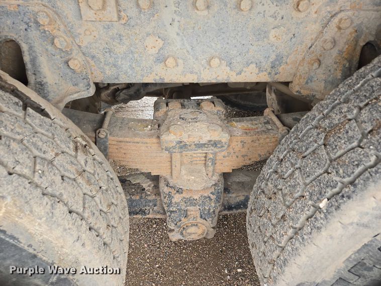 image for item DT7210 2000 International 4900 dump truck