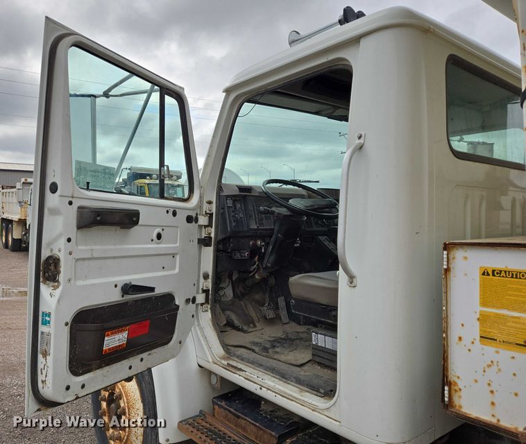 image for item DT7210 2000 International 4900 dump truck