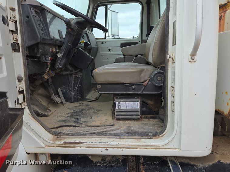 image for item DT7210 2000 International 4900 dump truck
