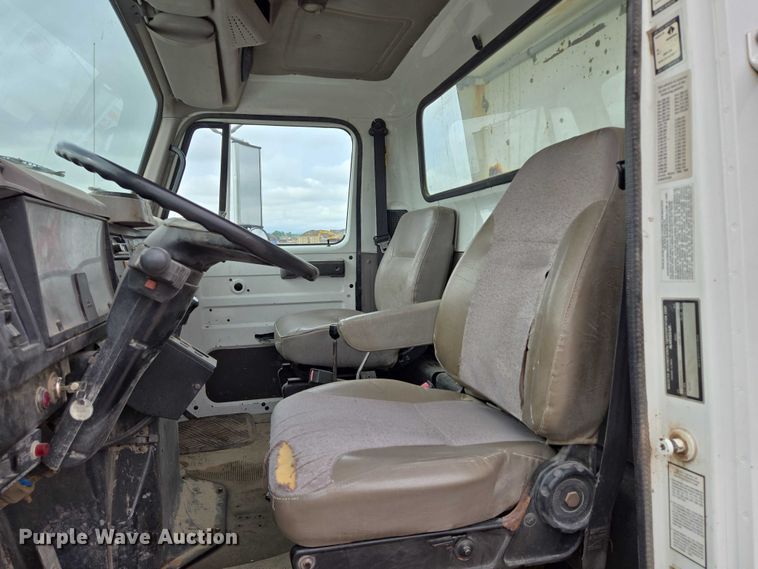 image for item DT7210 2000 International 4900 dump truck