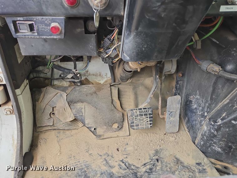 image for item DT7210 2000 International 4900 dump truck