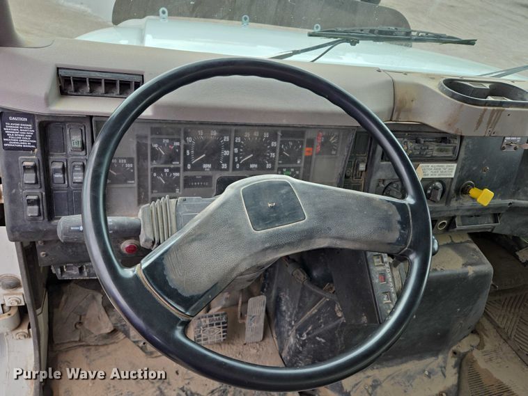 image for item DT7210 2000 International 4900 dump truck