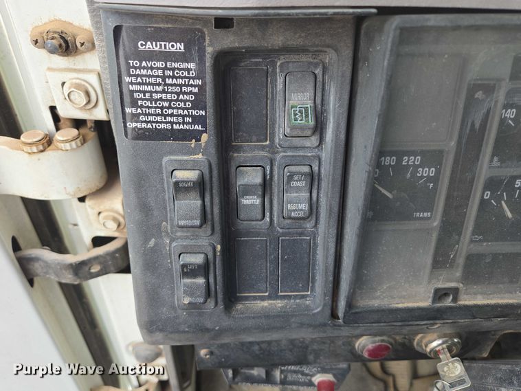 image for item DT7210 2000 International 4900 dump truck