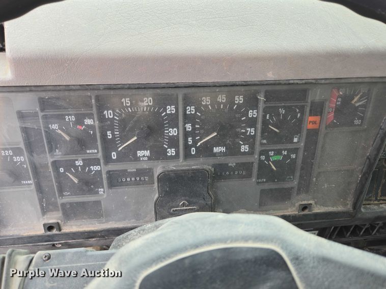 image for item DT7210 2000 International 4900 dump truck