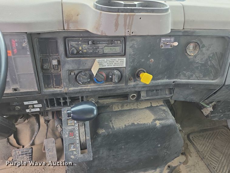 image for item DT7210 2000 International 4900 dump truck