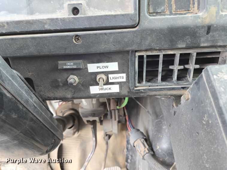 image for item DT7210 2000 International 4900 dump truck